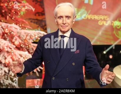 Leipzig, Germania. Decimo Dec, 2019. Star tenor Jose Carreras si distingue per una sessione di foto sul palco per la venticinquesima José Carreras Gala. A spettacolo TV su 12.12. donazioni sono raccolte per il tenore di leucemia Foundation. Secondo la Fondazione, più di 1250 ricerche, strutturale e sociale sono stati finanziati progetti con più di 220 milioni di euro negli ultimi venticinque anni. Carreras anche superato la leucemia tre decenni fa. Credito: Jan Woitas/dpa-Zentralbild/dpa/Alamy Live News Foto Stock