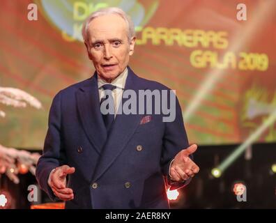 Leipzig, Germania. Decimo Dec, 2019. Star tenor Jose Carreras si distingue per una sessione di foto sul palco per la venticinquesima José Carreras Gala. A spettacolo TV su 12.12. donazioni sono raccolte per il tenore di leucemia Foundation. Secondo la Fondazione, più di 1250 ricerche, strutturale e sociale sono stati finanziati progetti con più di 220 milioni di euro negli ultimi venticinque anni. Carreras anche superato la leucemia tre decenni fa. Credito: Jan Woitas/dpa-Zentralbild/dpa/Alamy Live News Foto Stock