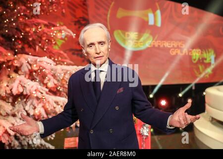 Leipzig, Germania. Decimo Dec, 2019. Star tenor Jose Carreras si distingue per una sessione di foto sul palco per la venticinquesima José Carreras Gala. A spettacolo TV su 12.12. donazioni sono raccolte per il tenore di leucemia Foundation. Secondo la Fondazione, più di 1250 ricerche, strutturale e sociale sono stati finanziati progetti con più di 220 milioni di euro negli ultimi venticinque anni. Carreras anche superato la leucemia tre decenni fa. Credito: Jan Woitas/dpa-Zentralbild/dpa/Alamy Live News Foto Stock