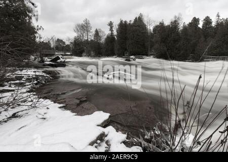 Foto in bianco e nero di cascate al Sauble Falls Provincial Park Ontario Canada in condizioni invernali Foto Stock