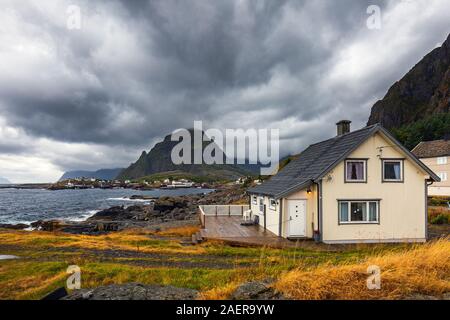 Lonely home a Å (significato "stream"') è un borgo nel Comune di Moskenes della contea del Nordland, Norvegia. Questa è l'ultima città sulle isole Lofoten in autostrada Foto Stock