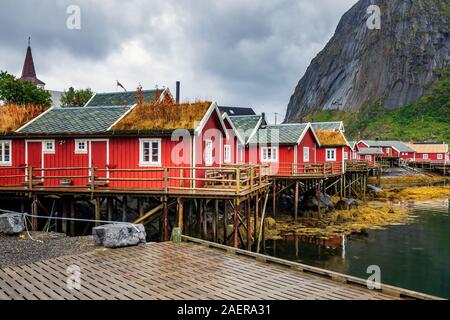 Case Rosse di Reine, il villaggio di pescatori è situato sull'isola di Moskenesoya nell'arcipelago delle Lofoten, al di sopra del Circolo Polare Artico, Norvegia. Foto Stock