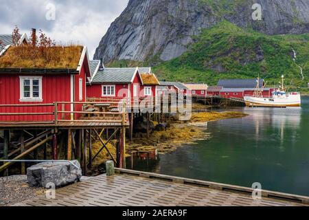 Case Rosse di Reine, il villaggio di pescatori è situato sull'isola di Moskenesoya nell'arcipelago delle Lofoten, al di sopra del Circolo Polare Artico, Norvegia. Foto Stock