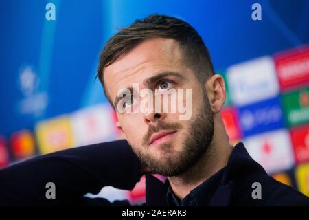 Il 10 dicembre 2019, Renania settentrionale-Vestfalia, Leverkusen: Calcio: Champions League, Bayer Leverkusen - Juventus Torino, fase di gruppo, gruppo D, 6° giornata, premere il tasto Conferenza. Turins Miralem Pjanic assiste la conferenza stampa. Foto: Rolf Vennenbernd/dpa Foto Stock