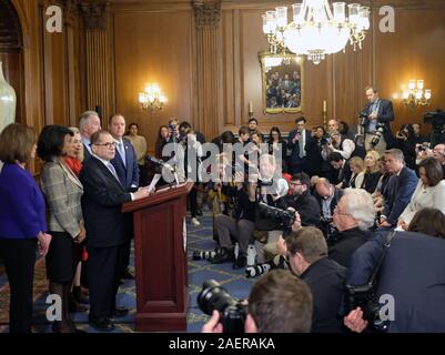 Rappresentante degli Stati Uniti Jerrold Nadler (Democratico di New York), parla nel corso di una conferenza stampa che stabilisce gli articoli di impeachment del Presidente Trump, sul colle del Campidoglio di Washington DC Martedì, Dicembre 10, 2019. Credito: Alex Wroblewski / CNP | Utilizzo di tutto il mondo Foto Stock