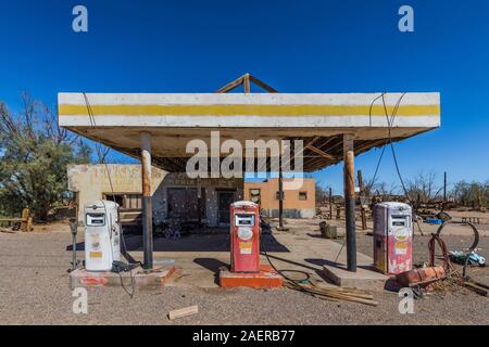 Merlano fratelli gas station, chiusa nel 1968, a molle di Newberry lungo il percorso 66 in California, Stati Uniti d'America [alcuna proprietà di rilascio; disponibile per pidocchi editoriale Foto Stock