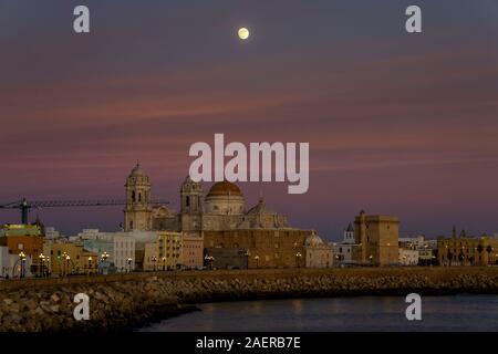 Full Moon Rising oltre la cattedrale di Cadice cielo colorato Andalusia Spagna Foto Stock