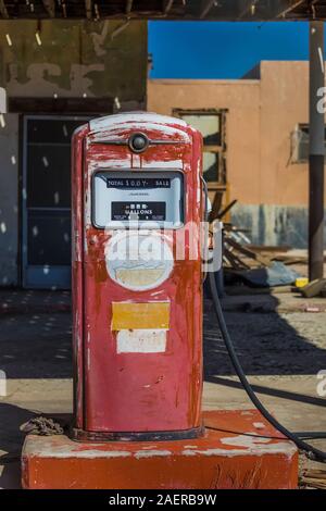 Merlano fratelli gas station, chiusa nel 1968, a molle di Newberry lungo il percorso 66 in California, Stati Uniti d'America [alcuna proprietà di rilascio; disponibile per pidocchi editoriale Foto Stock