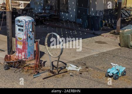 Merlano fratelli gas station, chiusa nel 1968, a molle di Newberry lungo il percorso 66 in California, Stati Uniti d'America [alcuna proprietà di rilascio; disponibile per pidocchi editoriale Foto Stock