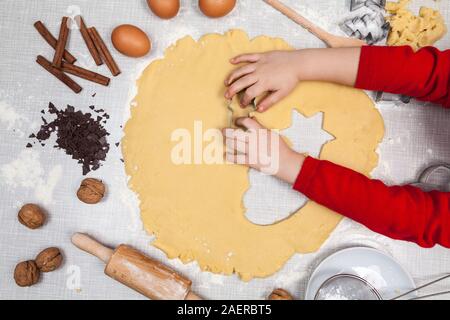 Bambino taglia fuori i cookie da impasti Foto Stock