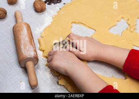 Bambino taglia fuori i cookie da impasti Foto Stock