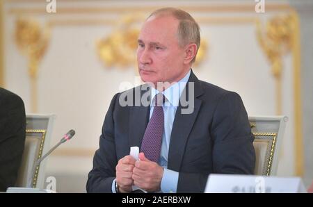 Mosca, Russia. 10 dicembre, 2019. Il presidente russo Vladimir Putin ascolta una domanda durante il Consiglio presidenziale per la società civile e i diritti umani incontro presso il Cremlino Dicembre 10, 2019 a Mosca, in Russia. Credito: Alexei Druzhinin Cremlino/Piscina/Alamy Live News Foto Stock