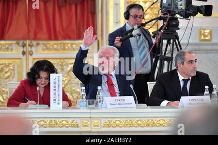 Mosca, Russia. 10 dicembre, 2019. Editor in Chief della Moskovsky Komsomolets quotidiano, testa della mosca Unione dei Giornalisti Pavel Gusev alza la mano per chiedere una domanda durante il Consiglio presidenziale per la società civile e i diritti umani incontro presso il Cremlino Dicembre 10, 2019 a Mosca, in Russia. Il segretario esecutivo del Consiglio per i Diritti Umani di San Pietroburgo Natalia Evdokimova è a sinistra. Credito: Alexei Druzhinin Cremlino/Piscina/Alamy Live News Foto Stock