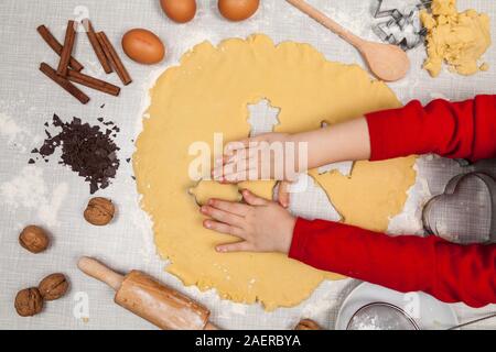 Bambino taglia fuori i cookie da impasti Foto Stock