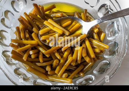 Steli di aglio in olio di oliva Foto Stock