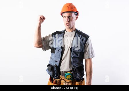 Il builder stringe un pugno chiuso, e implica un sì segno. Foto Stock
