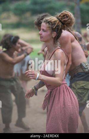 Una giovane donna che balla sulla fila anteriore della fase principale di psytrance perso teoria festival in Riomalo de Abajo Foto Stock