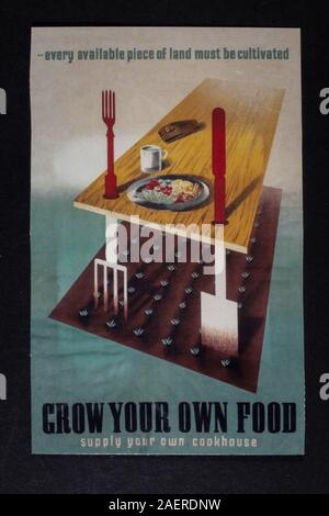 'Far crescere Il proprio cibo-fornitura il proprio poster 'cucina', un pezzo della seconda guerra mondiale related replica memorabilia dalla Gran Bretagna nella 1940s. Foto Stock