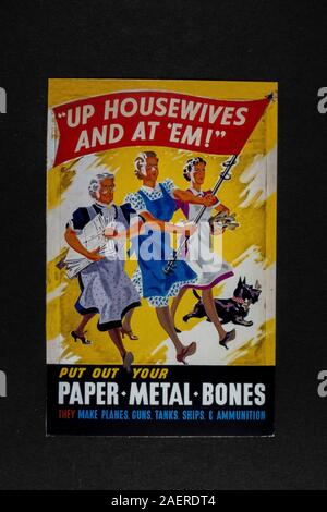 'Up Housewives and At Em' poster, un pezzo della seconda guerra mondiale legati alla replica cimeli dalla Gran Bretagna nella 1940s. Foto Stock
