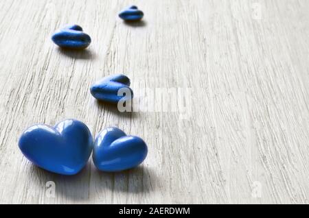 Cuore blu sullo sfondo di legno. Il giorno di San Valentino. Foto Stock