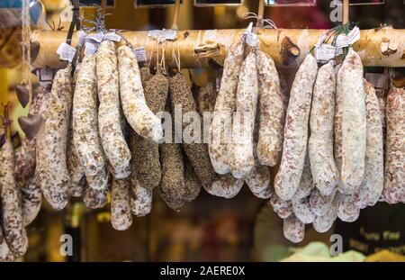 Ribeauvillé, Alsazia, Francia - 8 Dicembre 2019: Fiera di Natale e il mercato con una vetrina closeup vendita francese tradizionale salsicce. Gustoso eco hea Foto Stock