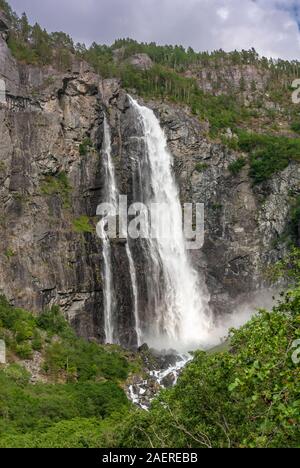 Feigumfoss cascata, con 218 m di altezza di una delle più alte cascate in Norvegia, sul fiordo Lustrafjord, ramo del Sognefjord, Norvegia Foto Stock