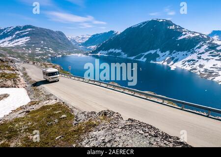 Camper, Nibbevei strada di accesso, con pedaggio, al vantage Dalsnibba montagna, lago Djupvatnet con ice floes nei pressi di Geiranger, punto panoramico che si affaccia per TH Foto Stock