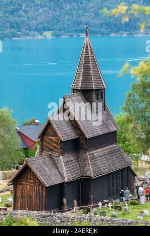 Chiesa di Urnes al fiordo Lustrafjord, ramo del fiordo Sognefjord, in Europa la più antica chiesa della doga, Sogn di Fjordane, Norvegia Foto Stock