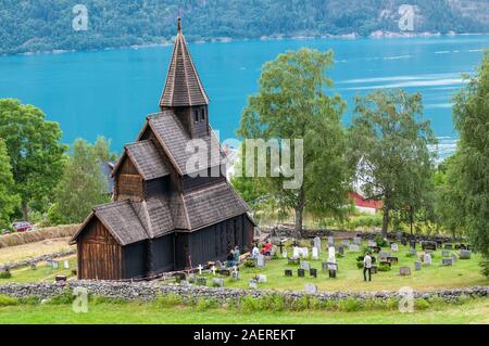 Chiesa di Urnes al fiordo Lustrafjord, ramo del fiordo Sognefjord, in Europa la più antica chiesa della doga, Sogn di Fjordane, Norvegia Foto Stock