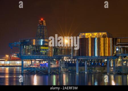 Museo dell'olio costruito nello stile di un impianto di trivellazione petrolifera, scena notturna, Stavanger, Rogaland, Norvegia Foto Stock