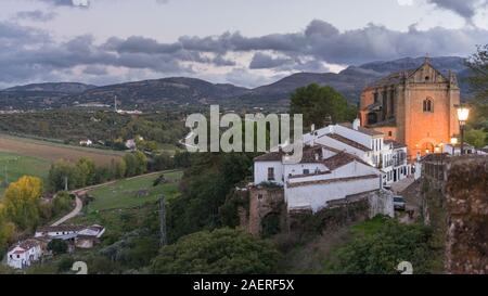 Vecchie case di città e chiesa attorno al monte nel villaggio di Ronda, provincia di Malaga, Spagna Foto Stock