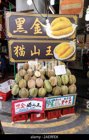 Durian fresche in vendita a Chinatown, Singapore Foto Stock