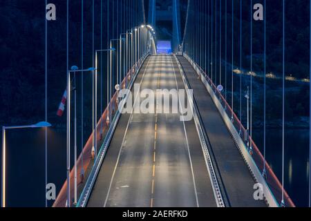 Ponte 'Hardangerbrua', Hardangerbridge, oltre la Eidfjord, una succursale dell'Hardangerfjord e il più lungo ponte norvegese, Hordaland, Norvegia Foto Stock