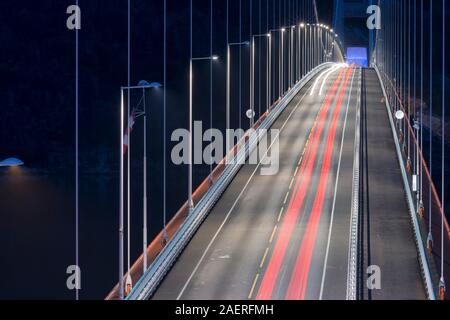 Ponte 'Hardangerbrua', Hardangerbridge, oltre la Eidfjord, una succursale dell'Hardangerfjord e il più lungo ponte norvegese, Hordaland, Norvegia Foto Stock