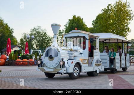 I bambini salire sulla locomotiva nel parco. Cheboksary, Russia, 28.05.2019 Foto Stock