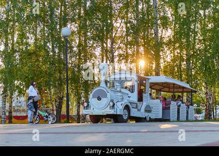 I bambini salire sulla locomotiva nel parco. Cheboksary, Russia, 28.05.2019 Foto Stock