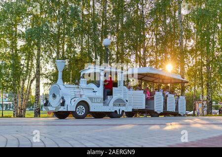 I bambini salire sulla locomotiva nel parco. Cheboksary, Russia, 28.05.2019 Foto Stock