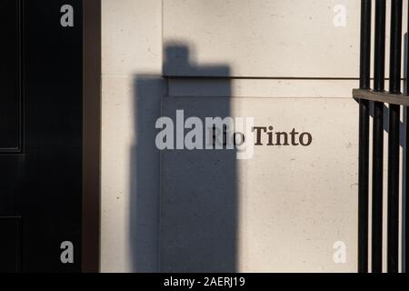 Londra, Regno Unito. 30 Novembre, 2019. Una placca al di fuori degli uffici di Rio Tinto, un Anglo-Australian multinazionale che è uno dei più grandi del mondo dei metalli Foto Stock