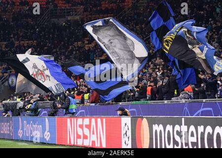 Milano, Italia. Decimo Dec, 2019. ventole (inter) durante il round del Torneo - Inter vs Barcellona, Soccer Champions League campionato Gli uomini in Milano, Italia, Dicembre 10 2019 Credit: Indipendente Agenzia fotografica/Alamy Live News Foto Stock