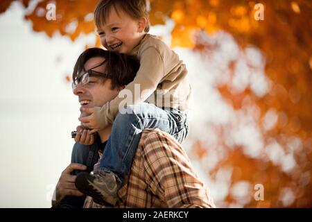 Padre figlio dando un piggyback ride Foto Stock