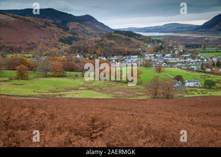 Il villaggio di Braithwaite nel Lake District con il lago di Bassenthwaite nella distanza. Foto Stock