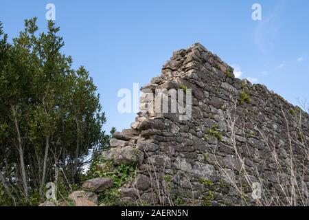 Muratura a secco muro di pietra. Vecchio rovinato la parete in muratura. Spazio di copia Foto Stock