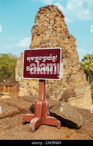 Prestare attenzione a un cartello di segnalazione in Angkor Wat Foto Stock