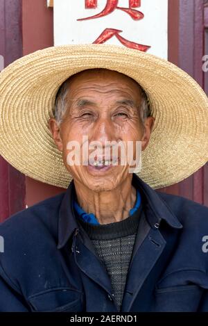 Marzo 14, 2019: Anziani Bai minoranza etnica uomo nel villaggio Xizhou, Yunnan, Cina Foto Stock