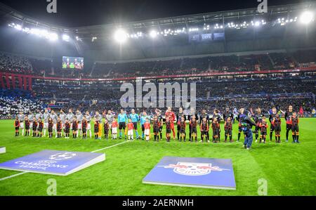 Il 10 dicembre 2019, France (Francia), Lione: Calcio: Champions League, Olympique Lyon - RB Leipzig, fase di gruppo, gruppo G, 6° giornata nel Groupama Stadium. Le due squadre sono in piedi sull'erba prima della partita. Foto: Robert Michael/dpa-Zentralbild/dpa Foto Stock