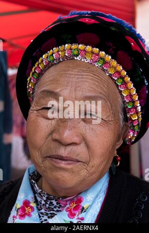 Marzo 14, 2019: Anziani Bai minoranza etnica donna nel villaggio Xizhou, Yunnan, Cina Foto Stock