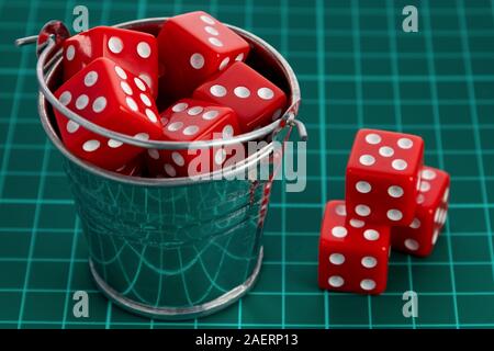 Dadi rosso in un secchio di metallo. Concetto di numeri casuali. Foto Stock