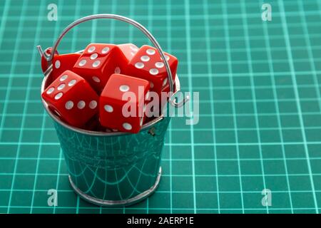 Dadi rosso in un secchio di metallo. Concetto di numeri casuali. Foto Stock