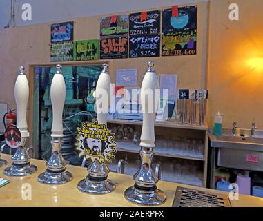 Zona bar a DigBrew, Dig Brew Co, 43 River St, Deritend, Digbeth, Birmingham, West Midlands, Inghilterra, Regno Unito, B5 5SA Foto Stock