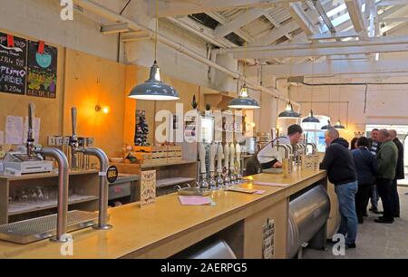 Zona bar a DigBrew, Dig Brew Co, 43 River St, Deritend, Digbeth, Birmingham, West Midlands, Inghilterra, Regno Unito, B5 5SA Foto Stock